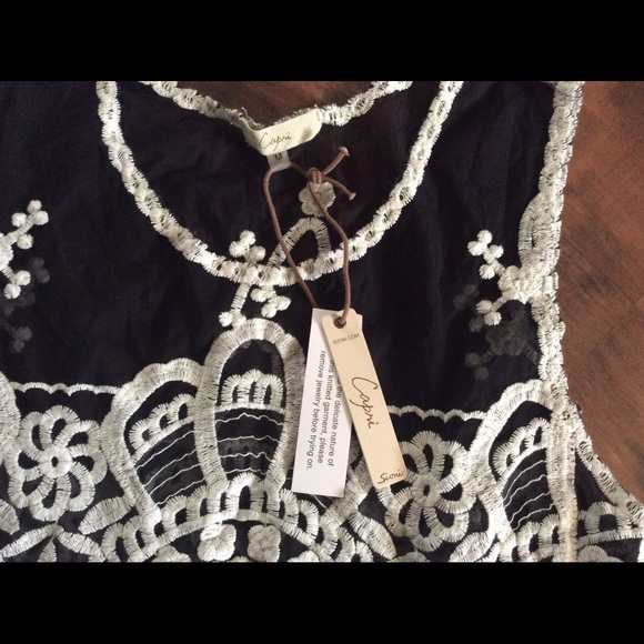 Beautiful embroidery white on black blouse 👚 - Picture 5 of 5